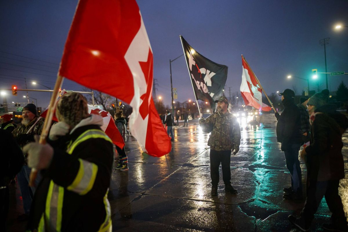 La police mobilisée sur un pont frontalier, foule à Ottawa