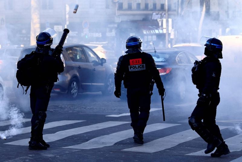 La police disperse les convois anti-pass sur les Champs-Élysées