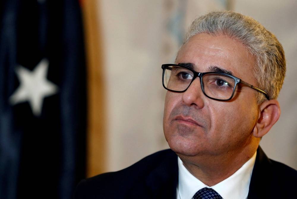 Le Parlement nomme un nouveau Premier ministre, défie le gouvernement