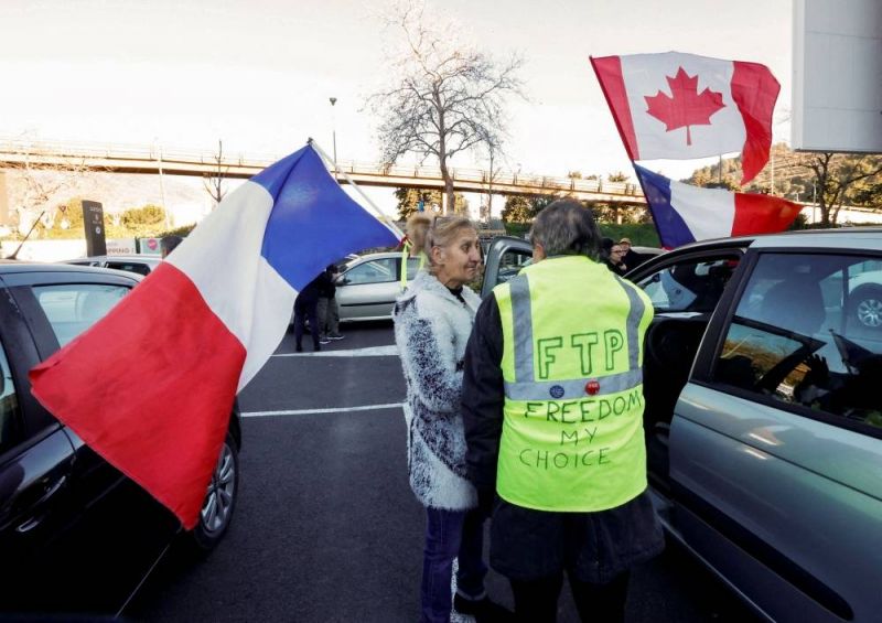 Convois anti-mesures sanitaires: la police canadienne menace, interdiction à Paris