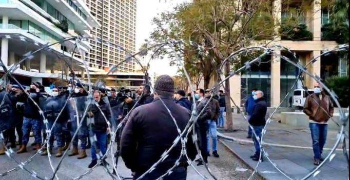 Protesters demonstrate outside Premier Mikati’s luxury Beirut residence