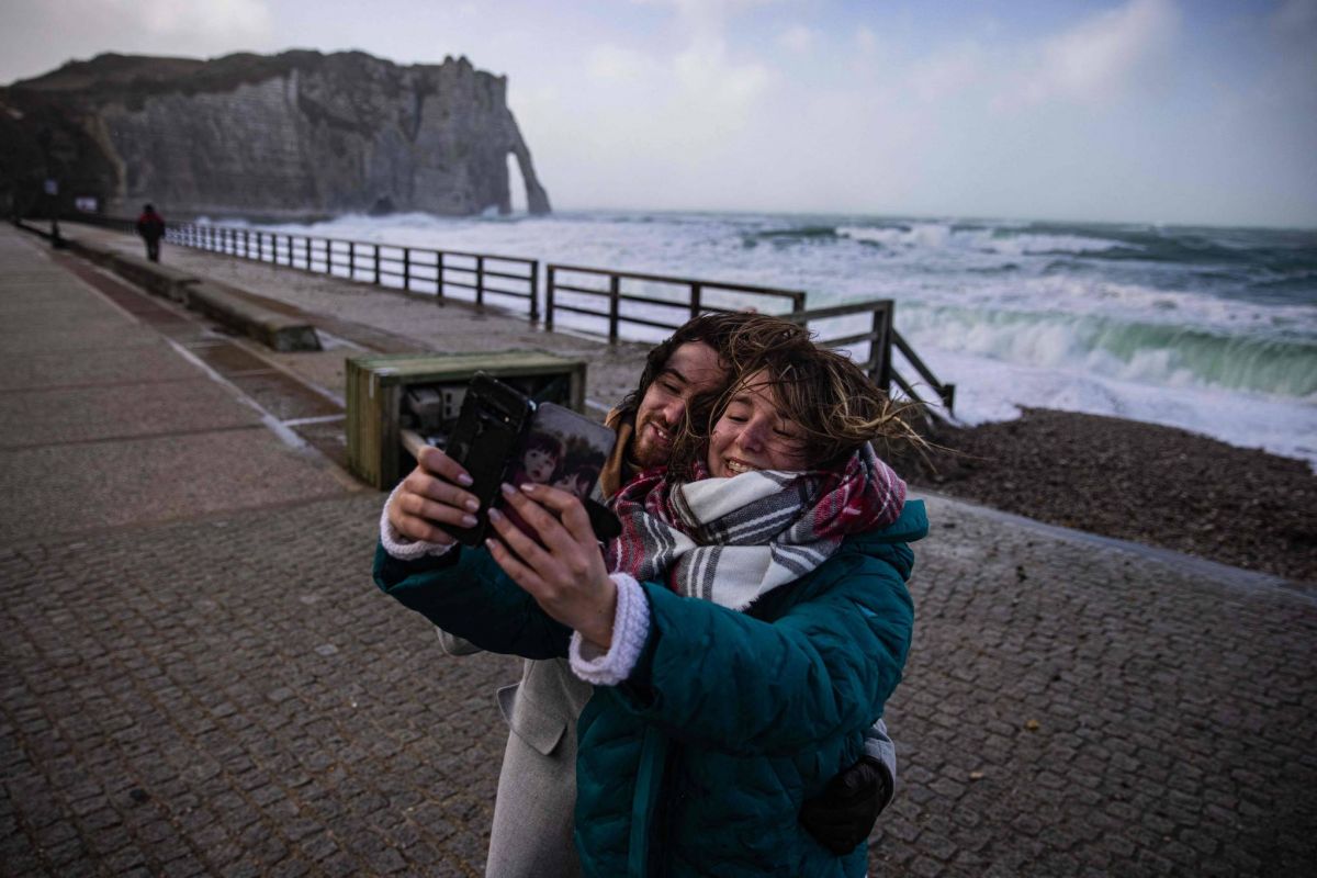 La tempête Eunice balaie le nord de l'Europe, faisant au moins 16 morts