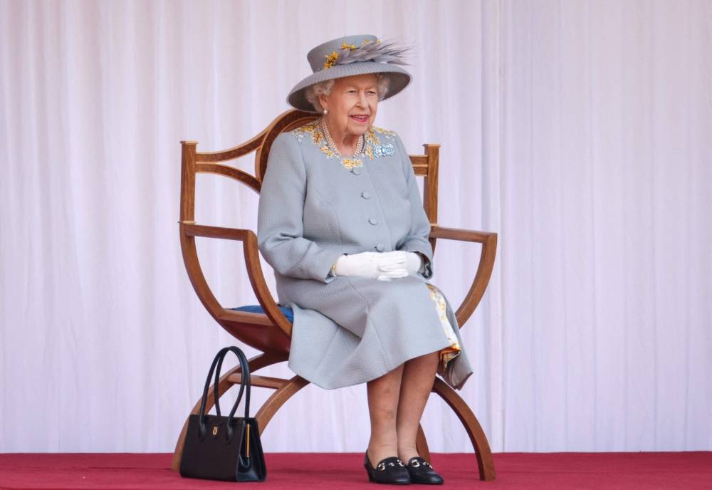 La reine Elizabeth II positive au Covid avec des symptômes 