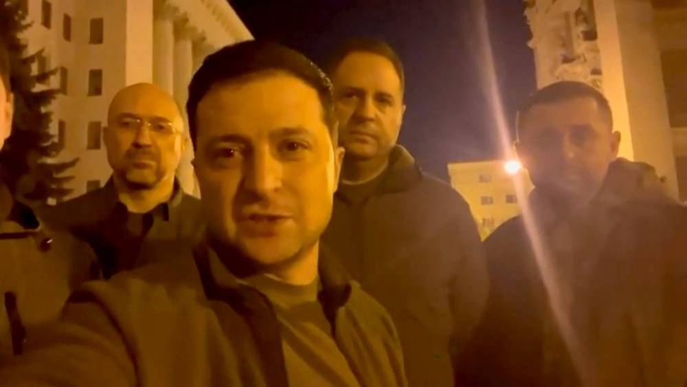 Zelensky appelle à ne pas déposer les armes et défendre Kiev