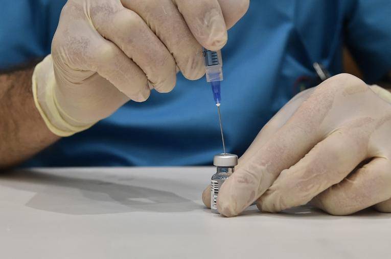 Onze décès et plus de 2.400 contaminations en 24h