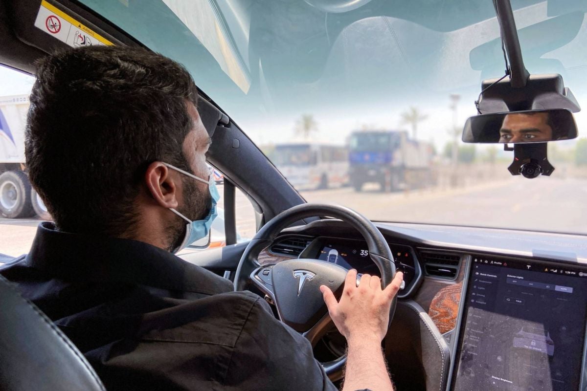 Tesla tente le passage en force