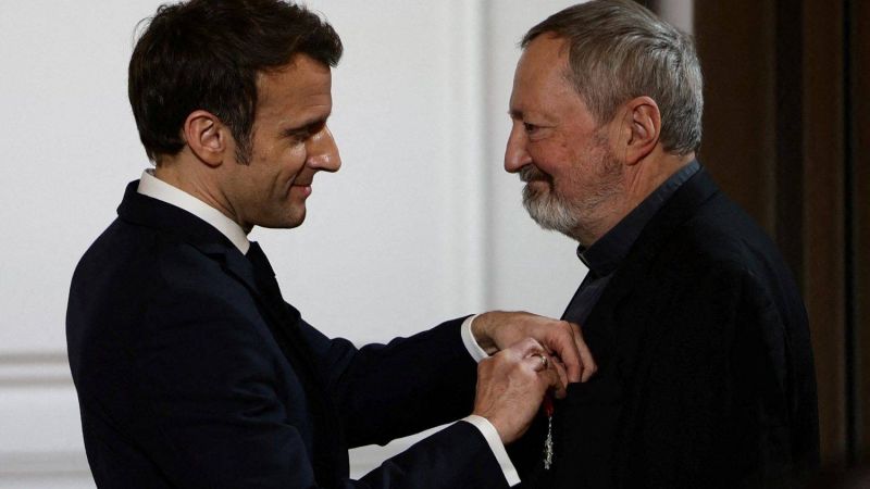 Le président Macron remet la Légion d’honneur au directeur général de L’Œuvre d’Orient, Mgr Pascal Gollnisch