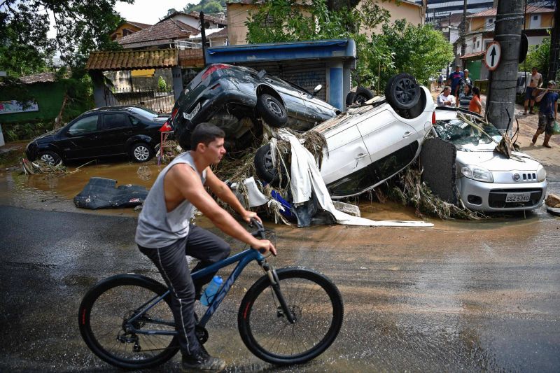 Au moins 104 morts dans les inondations catastrophiques de Petropolis