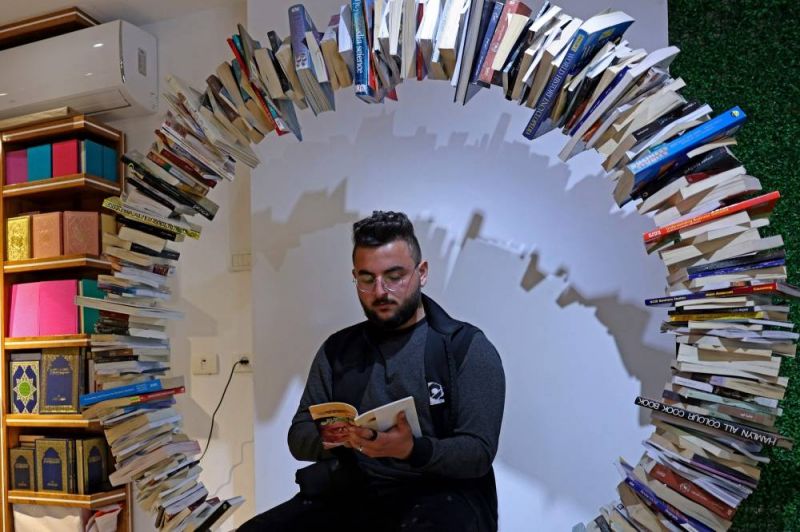 Détruite par une frappe israélienne, une librairie de Gaza rouvre