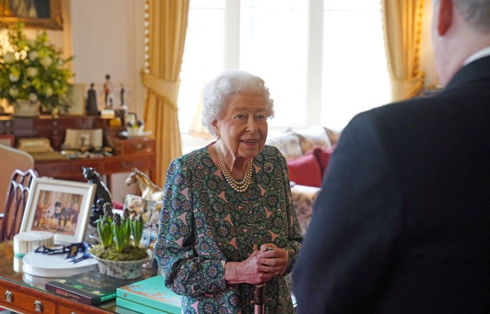 La reine Elizabeth II, souffrant du Covid-19, annule des visioconférences