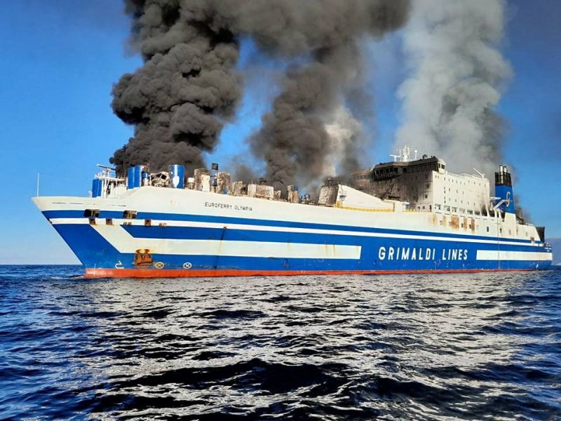 Incendie à bord d'un ferry : 11 personnes portées disparues