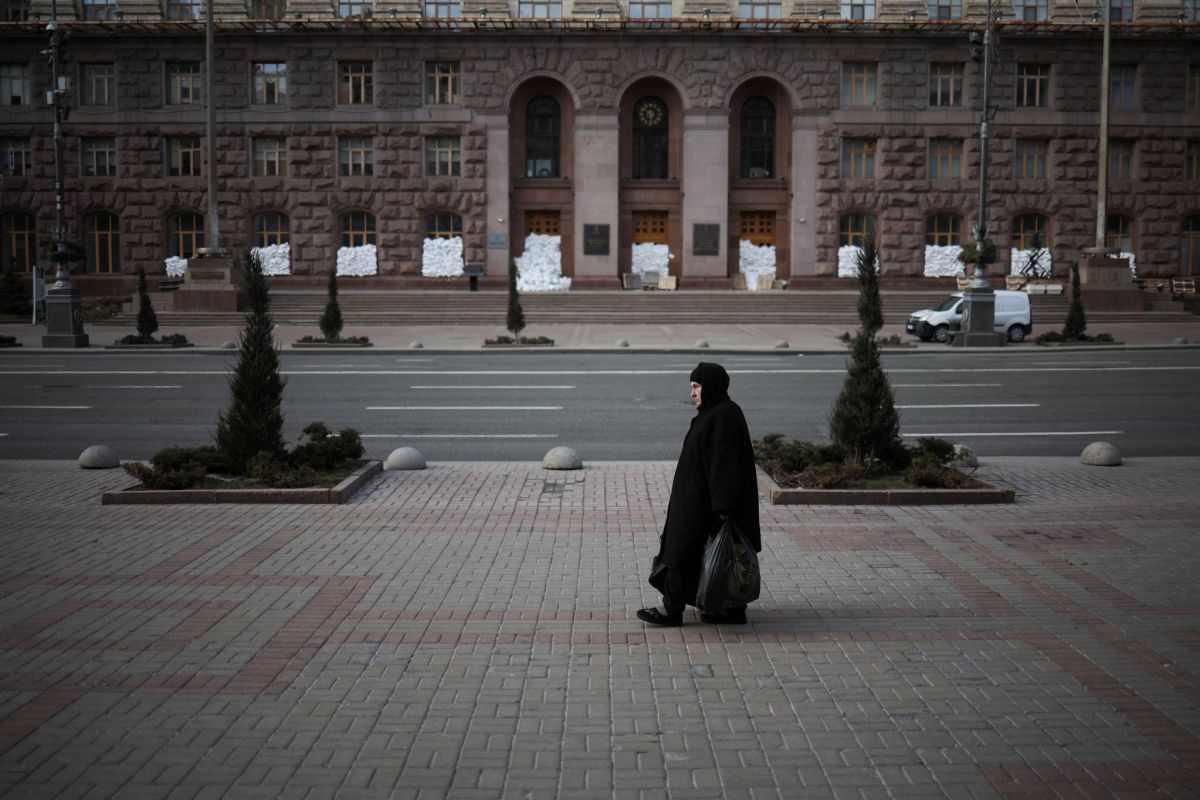 Checkpoints et couvre-feu : Kiev entre dans son nouveau quotidien
