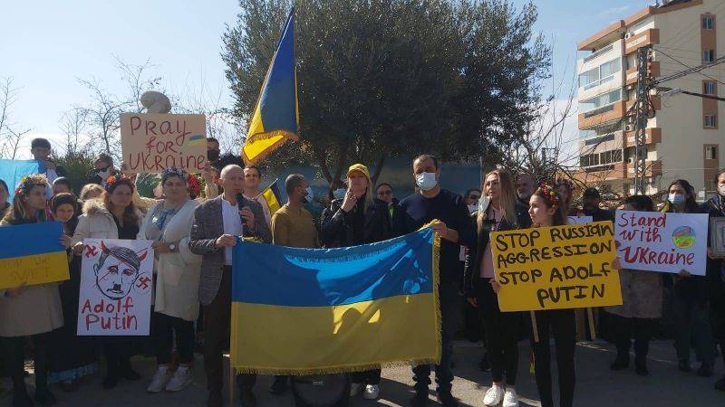 Des Ukrainiens manifestent à Jbeil contre l'invasion russe