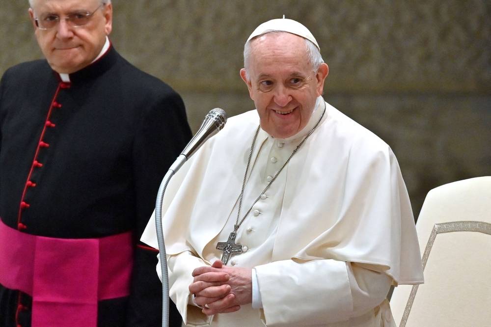 Le pape souffrant annule des engagements mais se rend à l'ambassade russe pour dire sa préoccupation