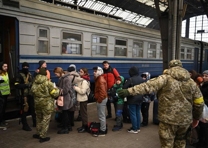 Trente-trois morts dans une frappe russe, accord sur des couloirs humanitaires