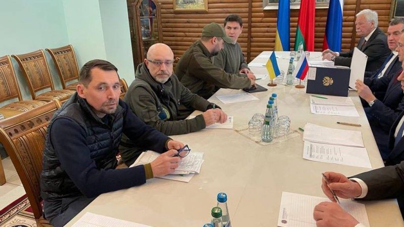 Début des pourparlers Russie-Ukraine à la frontière entre la Biélorussie et la Pologne, affirme le conseiller ukrainien