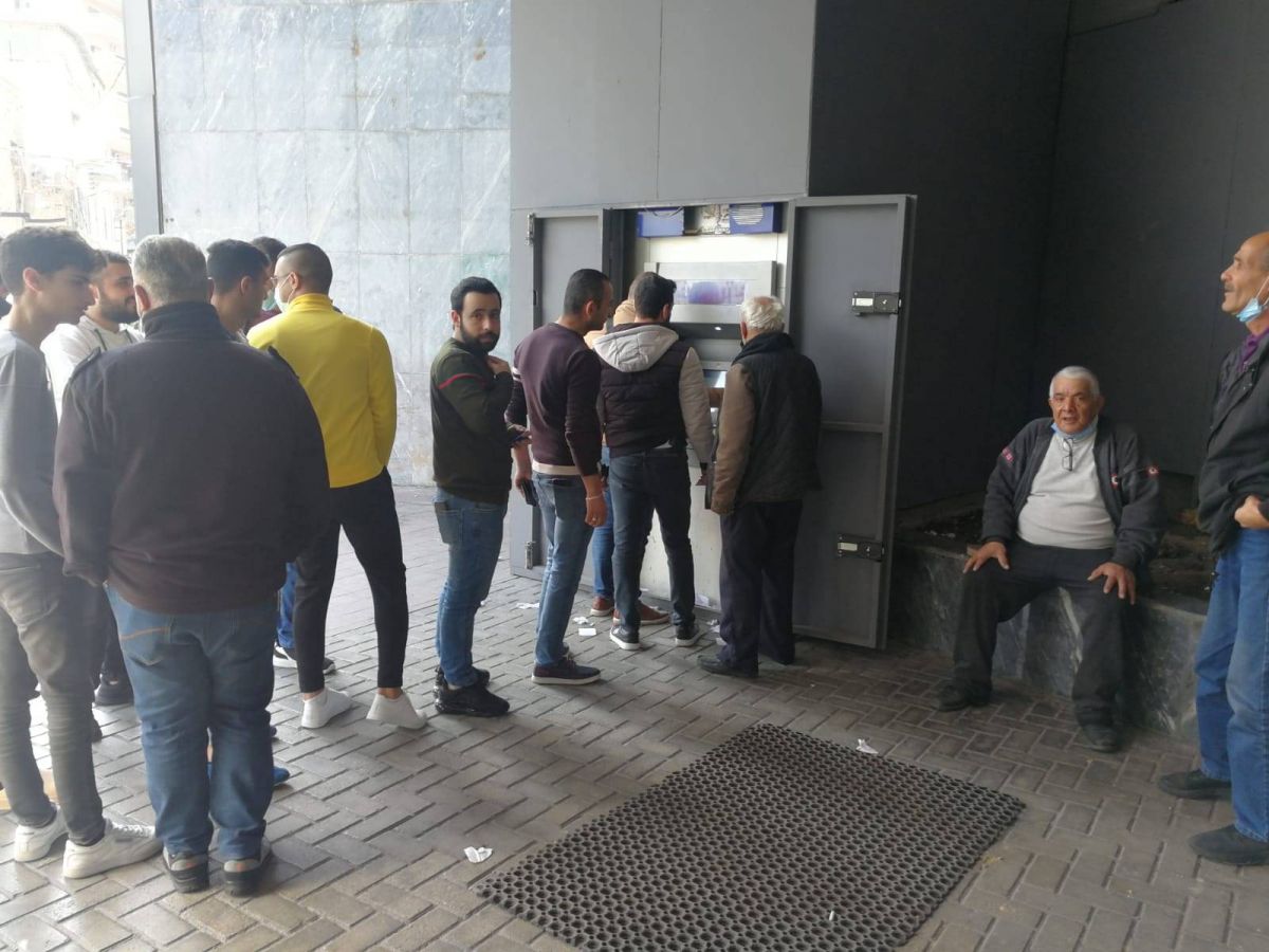 Un policier à la retraite tente de s'immoler devant une banque à Tyr