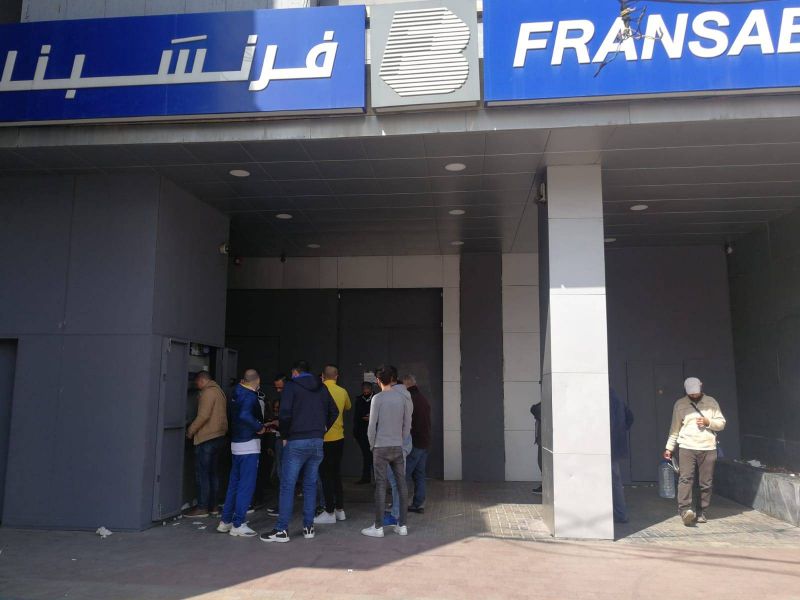Des policiers à la retraite protestent contre les banques dans plusieurs régions libanaises