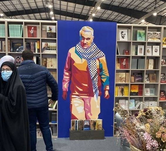 Des visiteurs tentent de décrocher un poster de Soleimani, échauffourées au salon du livre arabe de Beyrouth
