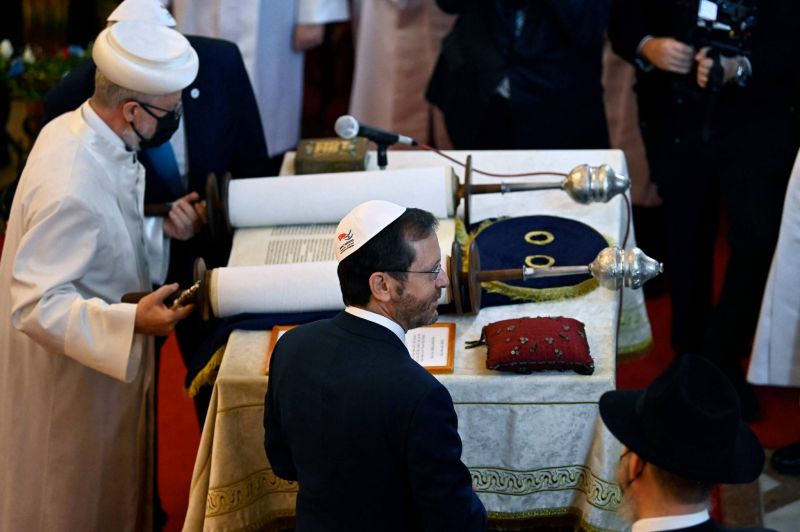 Le président israélien achève sa visite par une prière à la grande synagogue d'Istanbul