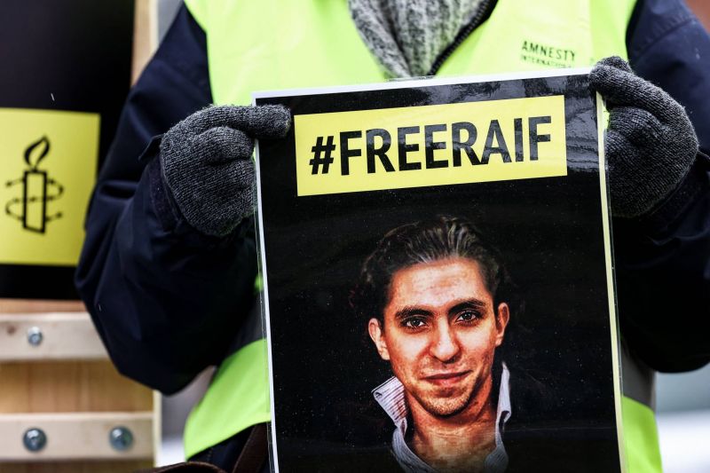 Le militant libéré Raif Badawi interdit de quitter le pays pendant 10 ans