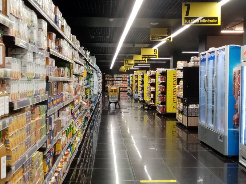 « Faute de solutions, il se peut que nous fassions payer à 100% en cash », avertissent les supermarchés