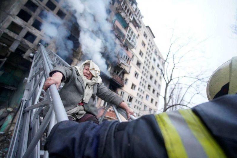 Au moins un mort dans une frappe contre un immeuble à Kiev, selon les secours