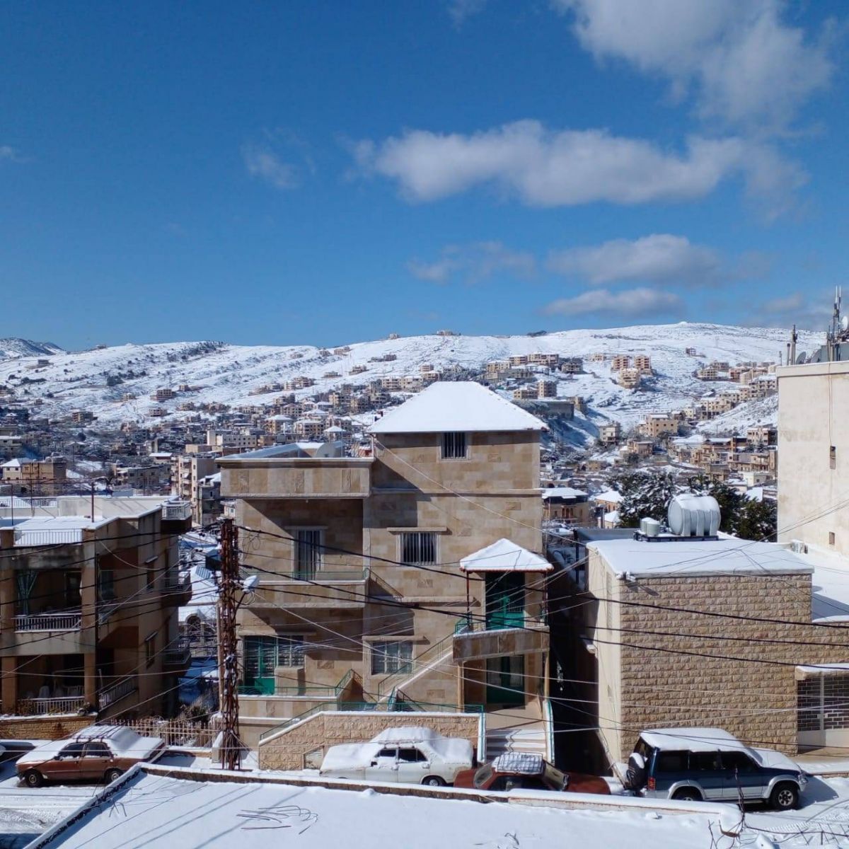 Chutes de neige à 450 mètres d'altitude, routes coupées à travers le Liban