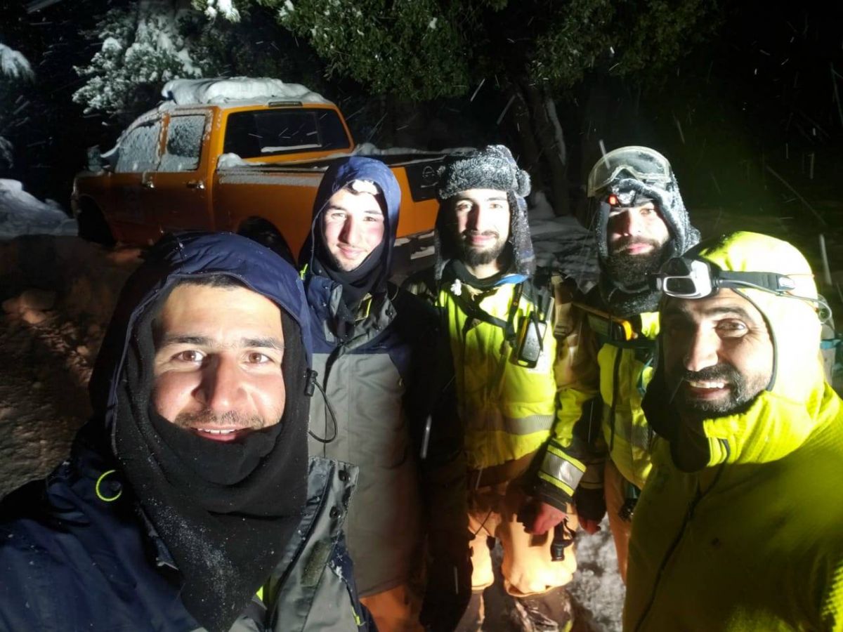 Au bout de 14 heures de marche, des volontaires apportent des vivres à des bergers bloqués par la neige
