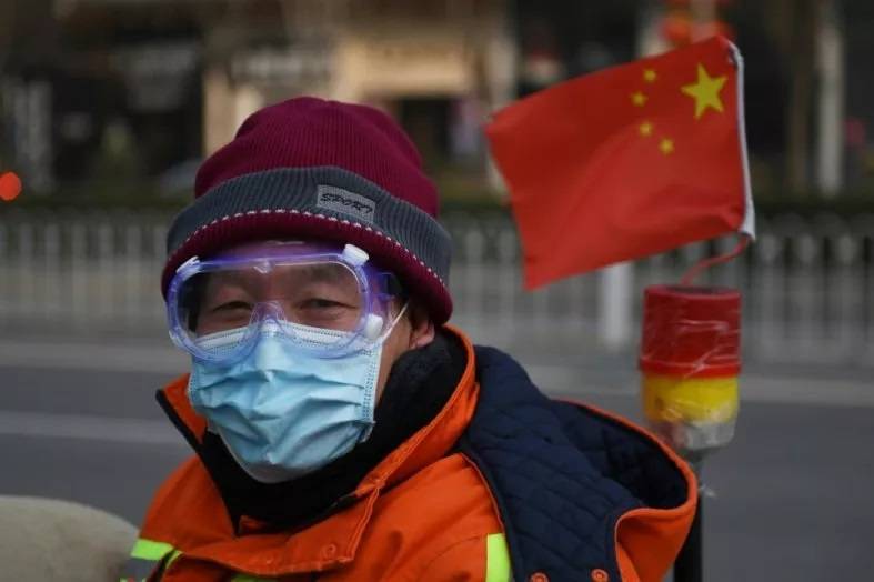 Des millions de personnes confinées face à une flambée de cas record en deux ans