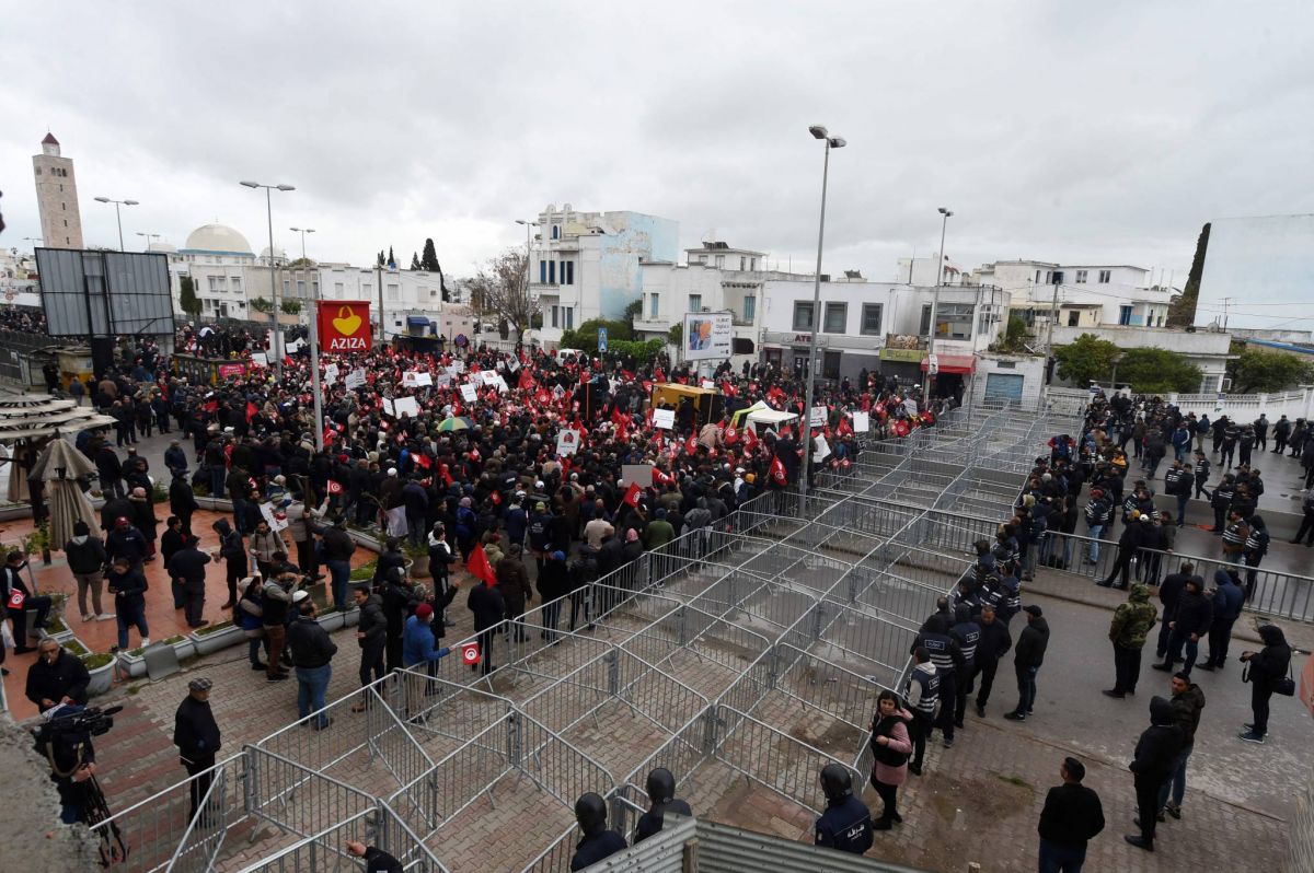 Plus de 2.000 manifestants contre le président Saied