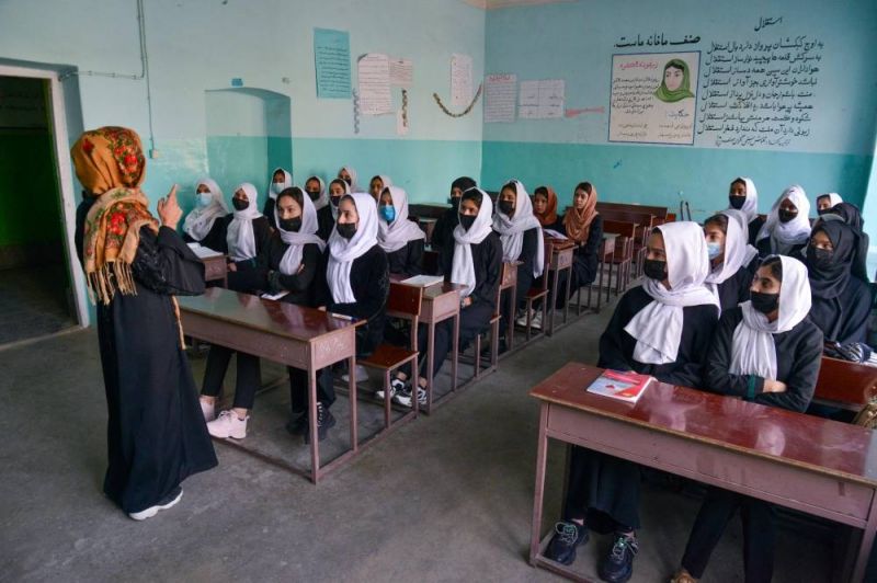 De la joie aux larmes, les filles afghanes subitement privées d'école par les talibans