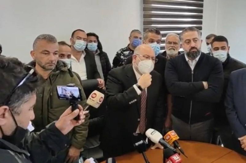 Des employés de l'hôpital Rafic Hariri entrent de force au siège du ministère de la Santé