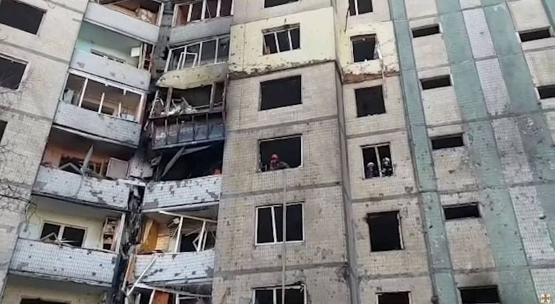 Un obus explose devant un immeuble d'habitation à Kiev, cinq blessés