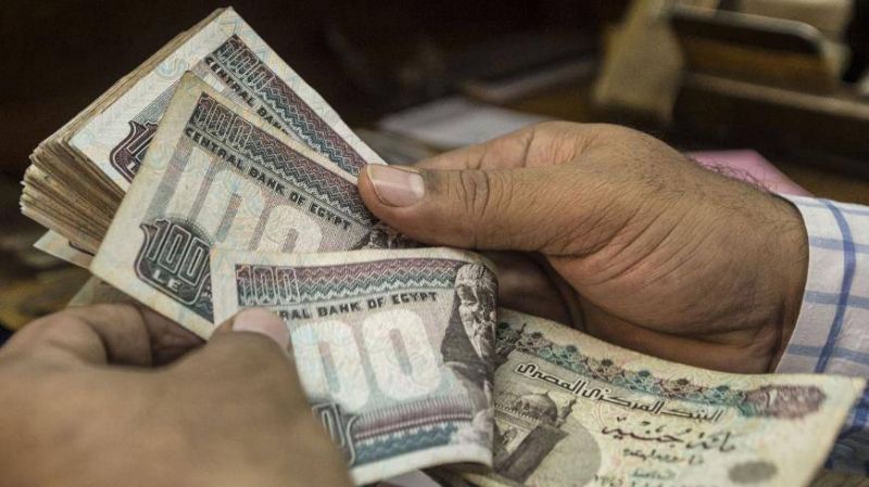 La livre égyptienne perd brutalement près de 17% face au dollar