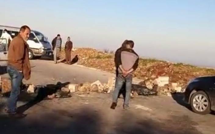 Des proches des victimes de l'explosion de Tleil bloquent des routes dans le Akkar