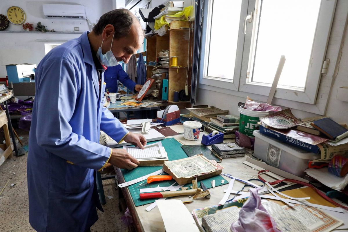 Des artisans libyens font revivre de vieux Corans pour le ramadan