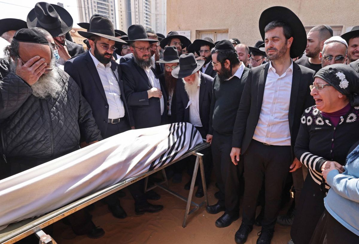Israël enterre ses morts, craint une 