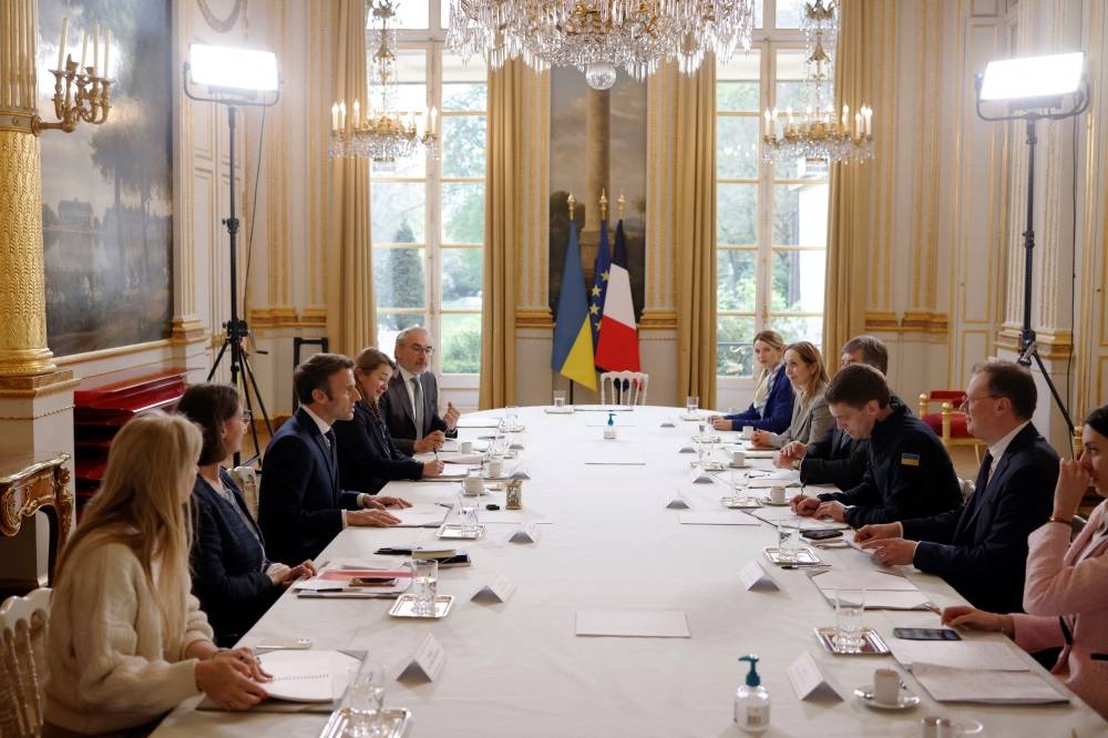 Macron discute avec Zelensky et reçoit le maire de Melitopol