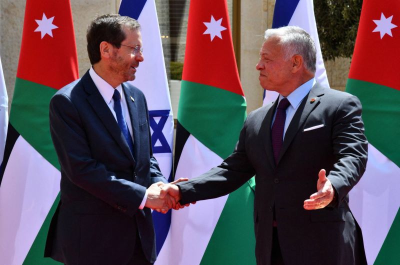 Le roi de Jordanie parle à l'Israélien Bennett et appelle au calme