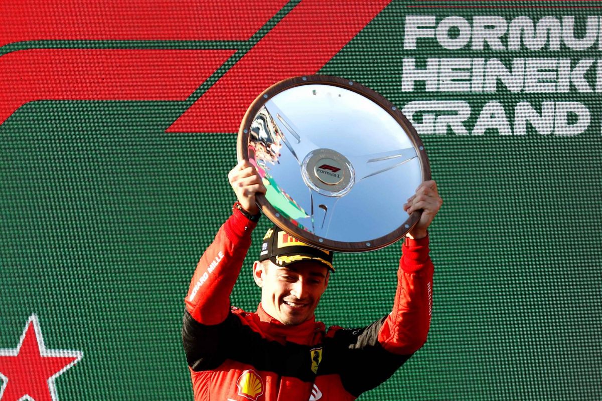 Leclerc souverain, Verstappen abandonne