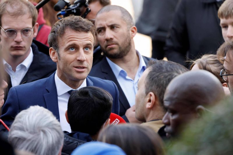 Macron et Le Pen repartent en campagne sur le terrain