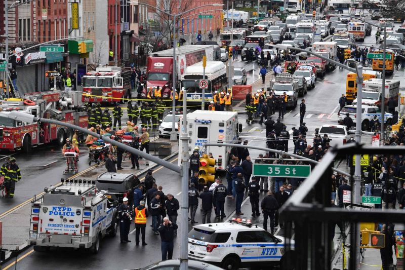 Au moins 10 blessés après des tirs dans le métro de New York, un suspect recherché - L'Orient-Le Jour