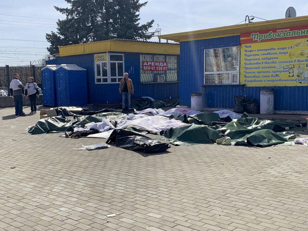 Au moins 35 morts dans l'attaque sur la gare de Kramatorsk Au moins 35 morts dans l'attaque sur la gare de Kramatorsk