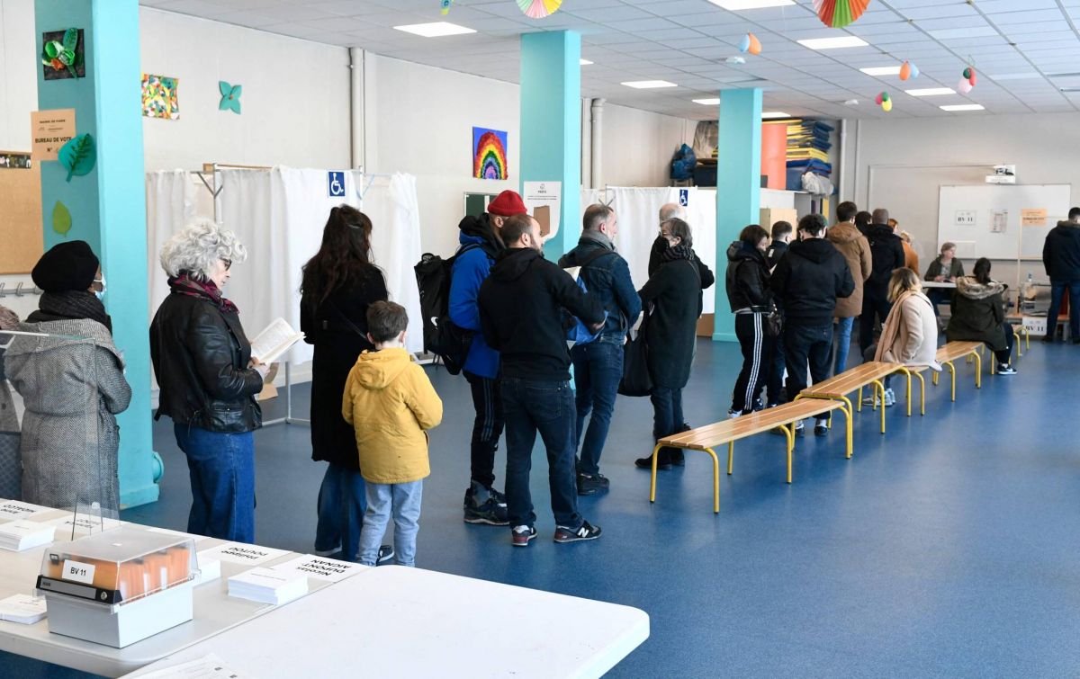 Présidentielle française : suspense sur fond de forte abstention au premier tour