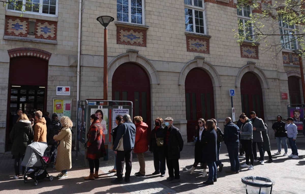 Présidentielle : 25,48 % de participation à la mi-journée, trois points de moins qu'en 2017