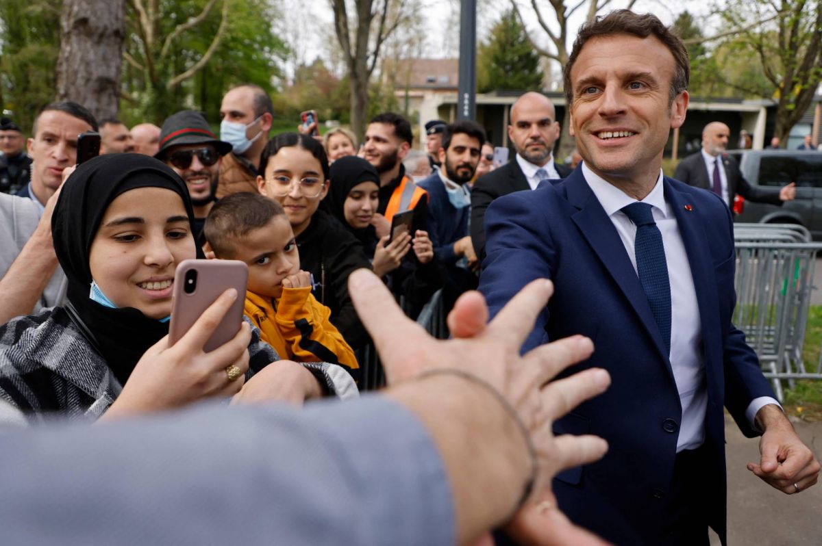 Sur le terrain, Macron et Le Pen s'affrontent à distance Sur le terrain, Macron et Le Pen s'affrontent à distance