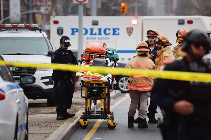 Un homme portant un masque à gaz tire dans le métro de New York, 16 blessés