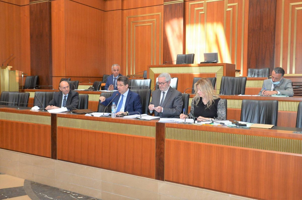 La commission des Finances appelle le gouvernement à se réunir sur la parité livre-dollar