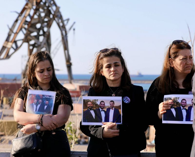 Des proches de victimes agressés et interpellés en parallèle de l'office du Vendredi Saint auquel assistait Aoun